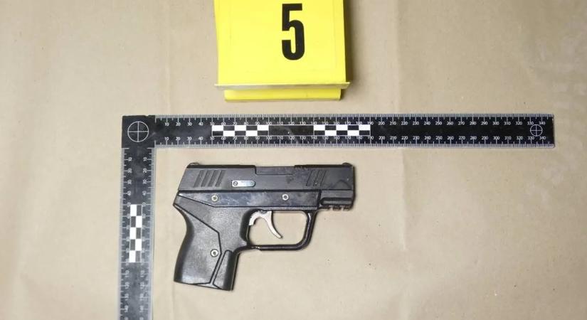 Pisztollyal és késsel rendezték volna le a szomszédvitát egy pilisborosjenői társasház lakói