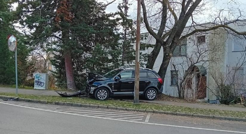 Szilveszteri totálkár - baleset történt az Angster József és a Jurisics Miklós utca találkozásánál