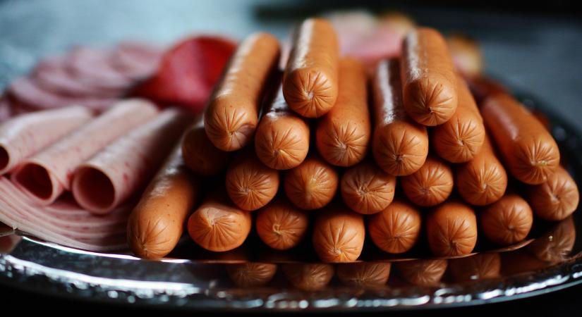 Szilveszteri árak a virslipiacon, az olcsó és prémium kategória közti szakadék nő