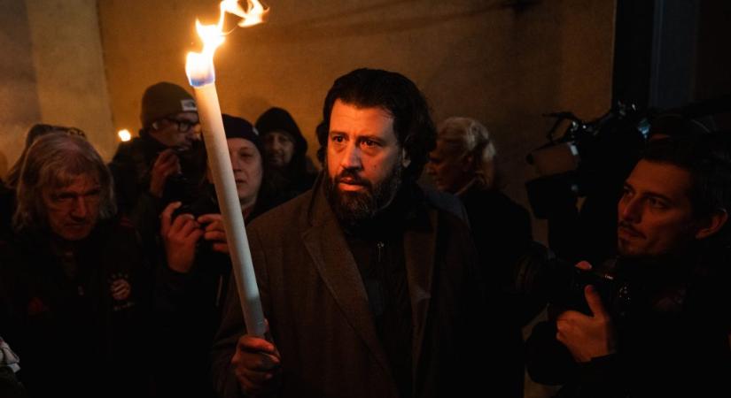 Rendőrök igazoltatták a Puzsér Róbert lakásáról hazafelé tartókat