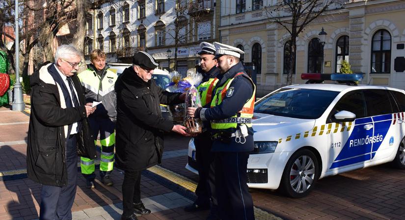Közlekedésbiztonságért végzett munkájukért kaptak elismerést a rendőrök