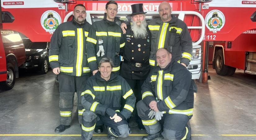 Szerencsét hoz az új évre: kéményseprő járt a győri tűzoltó-laktanyában