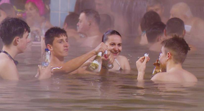 Éjszakai fürdőzéssel zárták az óévet a vásárhelyiek