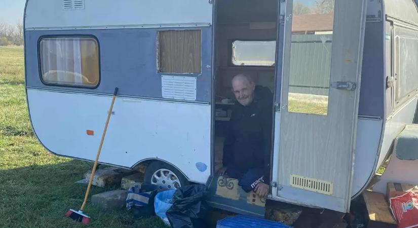 Szívszorító: a láb nélküli kertész családja nélkül tölti az ünnepeket