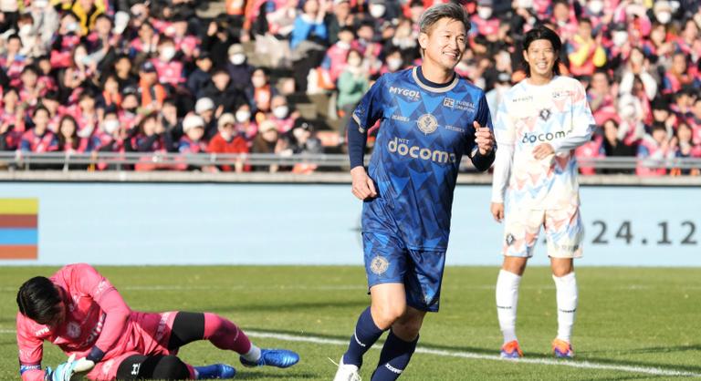 Továbbra sem gondol a visszavonulásra minden idők legidősebb profi futballistája