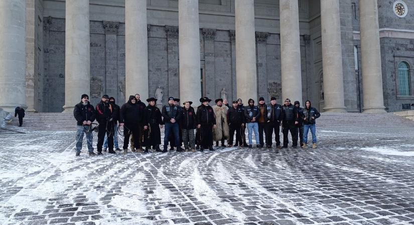 Csattogtak az ostorok a Bazilikánál: így csergették el betyárosan az óévet videó