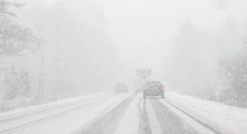 Lecsúszott az útról a havas sziklán egy autó – a mögötte haladó sofőr gondolkodás nélkül továbbhajtott – videó