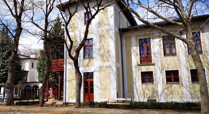 Hatalmas változás előtt a Petőfi sétány régi szállodája