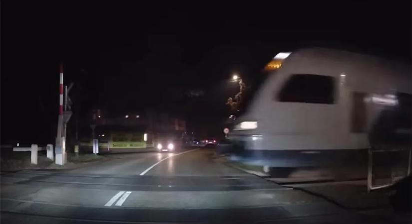 Vérfagyasztó videó, a semmiből tűnt fel a száguldó vonat