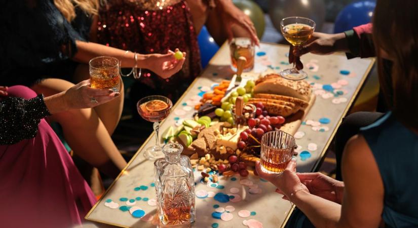 A Z generáció új trendet teremt: a fiatal felnőttek búcsút intenek a szilveszteri hagyományoknak, így buliznak helyette