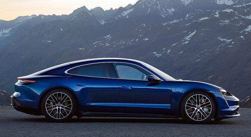 Közel kétszázezer Porschét hívnak vissza kamerahiba miatt