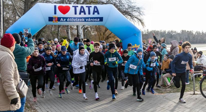 Banánjelmezben és futócipőben búcsúztatták az évet Tatán fotók, videó