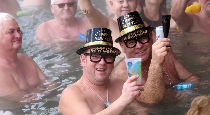 12 perc alatt fogyott el 200 üveg pezsgő: teltházzal búcsúztatták az óévet ebben a somogyi gyógyfürdőben - videó