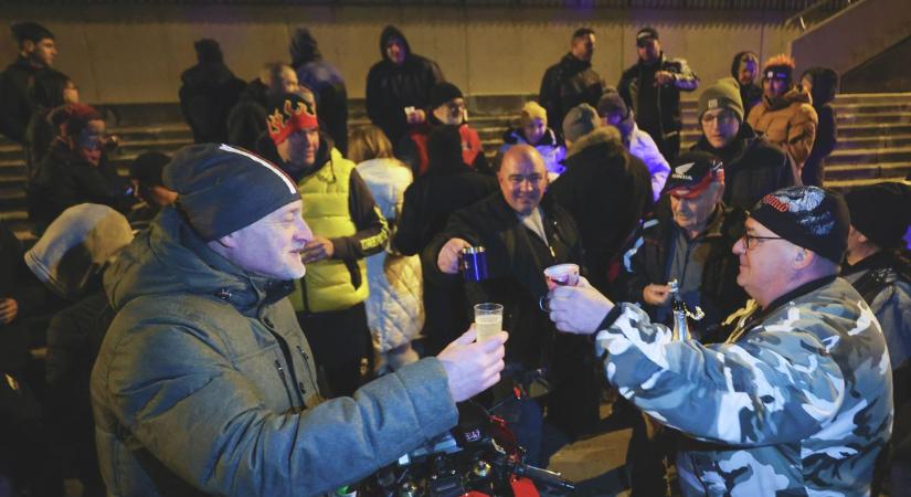 Fagyban is felbőgtek a motorok a Huszár Mátyás rakparton, palacsintával, koccintással búcsúztatták az óévet