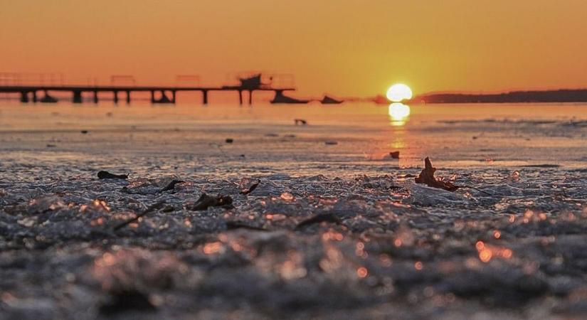 Ez nem szilveszteri vicc: elkezdett befagyni a Balaton! ( videó)