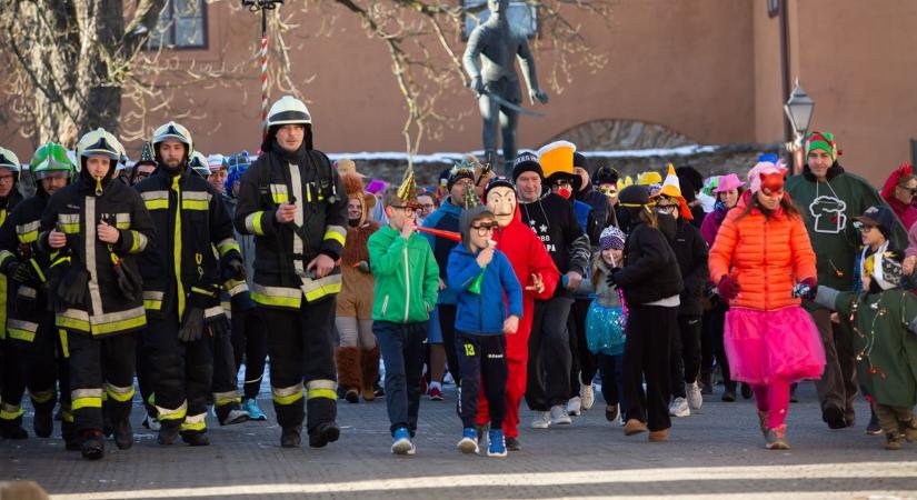 Tülköltek, trombitáltak, jót mozogtak – Kőszegen az idén is kocogva köszöntek el az óévtől