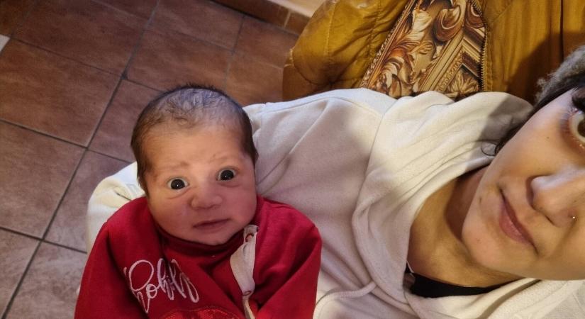 Leégett a házuk - Patrikék a kis újszülöttel segítségre szorulnak