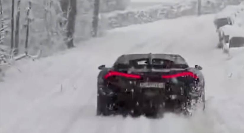 Hóban, mocsokban tesztelik az új Bugattit, ráadásul itt a szomszédban
