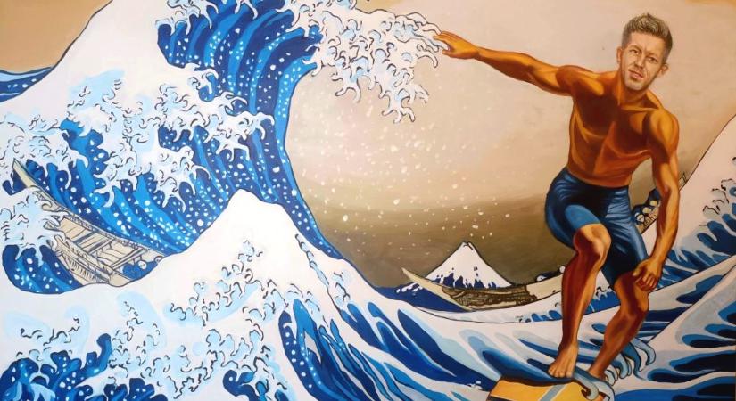 Az áradó Tiszán szörföző Magyar Pétert ábrázolja drMáriás szilveszterre időzített festménye