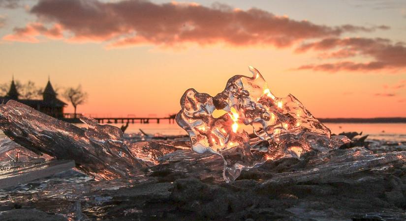 Ezt is megértük év vége előtt: elkezdett befagyni a Balaton