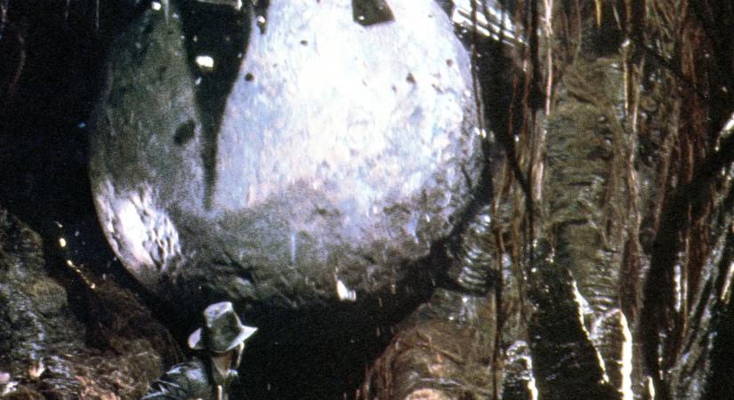 Elszabadult az óriásgolyó a legendás Disney-mutatvány során – egy dolgozó a testével mentette meg a nézőket – videó