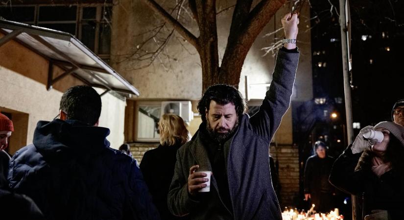 Puzsér Róbert házibulijánál razziázott a rendőrség, igazoltatták az összejövetelről távozókat