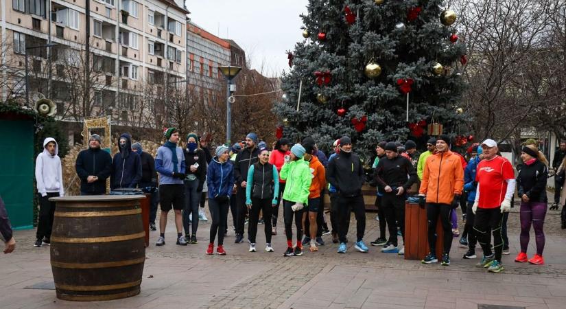 Rengetegen búcsúztatták az óévet futással a Kossuth téren – galériával és videóval