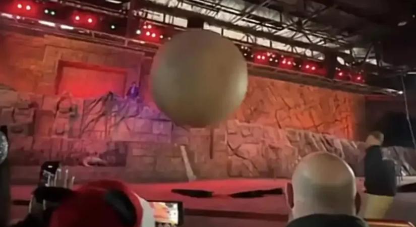 Egy 180 kilogrammos guruló szikladíszlet elé ugrott egy stábtag, hogy ne találja el a nézőket