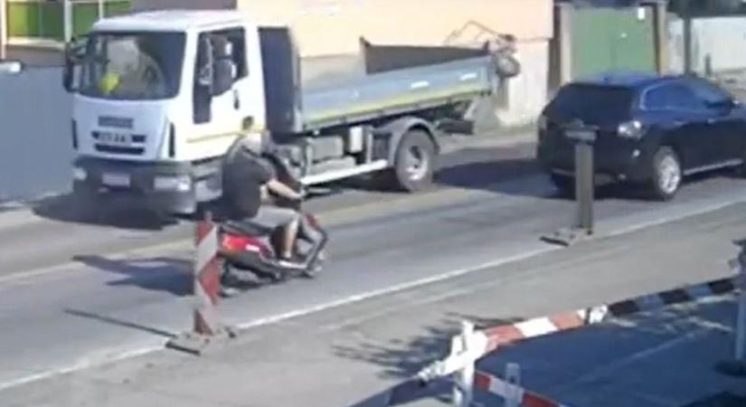 Egy leszakadt utánfutó csapódott egy egri háznak