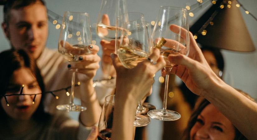 A piros bugyitól a tányérdobálásig – Szilveszteri babonák, hagyományok a nagyvilágból ( videó)