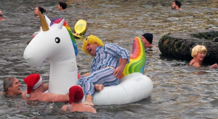 Dacoltak a faggyal: szilveszteri csobbanással búcsúztatták az óévet Tapolcán ( fotók, videó)