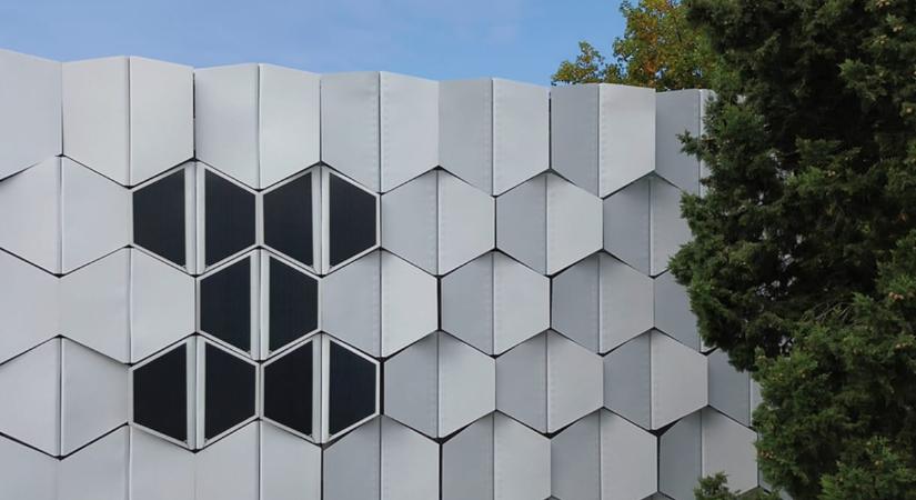 Nyitja-csukja magát az izgő-mozgó homlokzat, így igazodik az épület az időjáráshoz