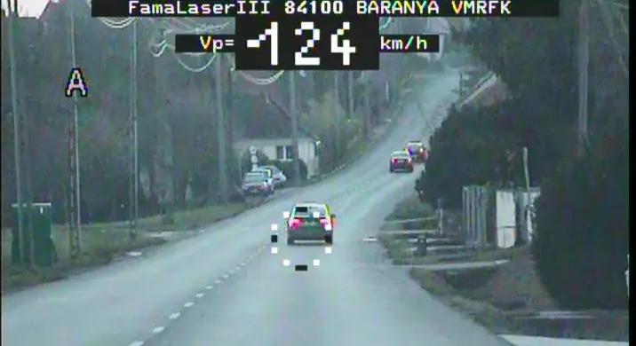 Óriási tempóval száguldott a lakóházak között, komoly bírság lett a vége!