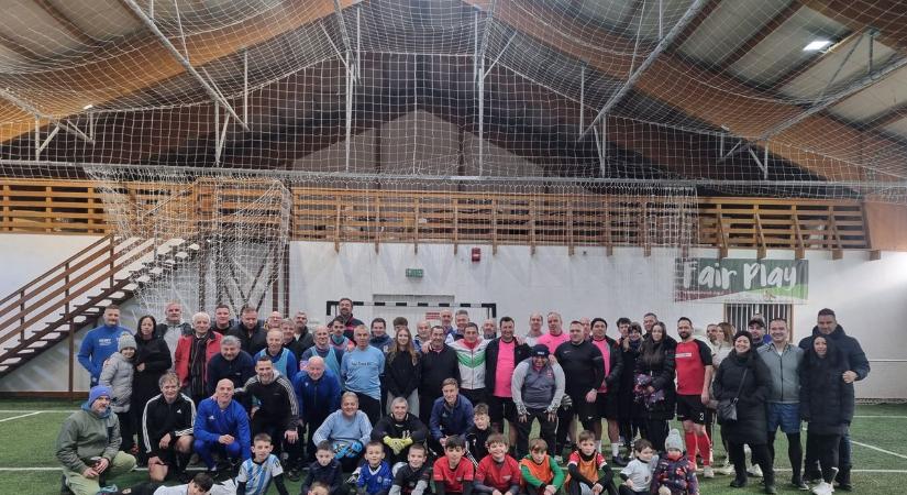 Ezúttal is futballal és pezsgőzéssel zárták az esztendőt - videóval