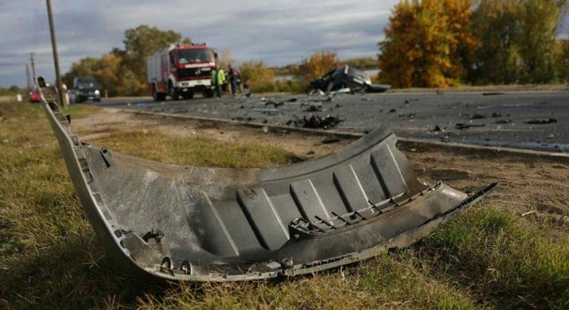 Ripityára tört az autó, miután egy kisbusznak ütközött Hevesben