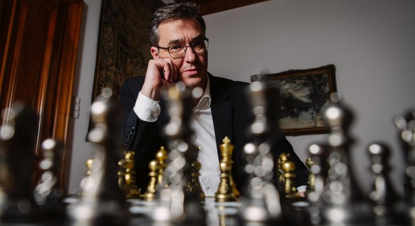 Csődbe akartak vinni minket, nem sikerült – mondta Karácsony Gergely, majd a középső ujjával bemutatott az Orbán-kormánynak