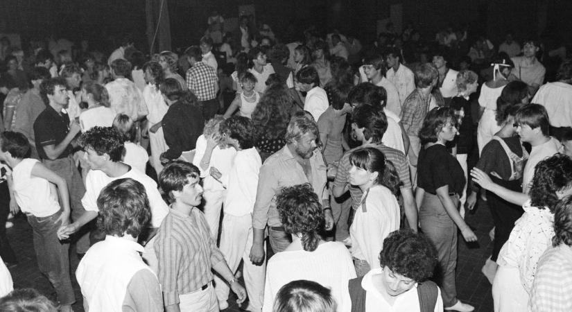 Régi idő bulija - így kívánunk boldog új évet minden kedves olvasóknak!