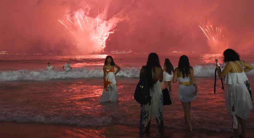 Így búcsúztatják az óévet a világ körül: szőlőszemek, tányértörés, piros fehérnemű