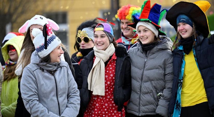 Jelmezes bulikocogással búcsúztatták az óévet Jánossomorján