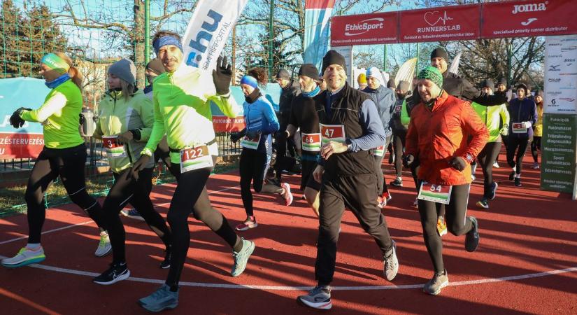 Hideg, hangulat, fantasztikus eredmények – ilyen volt a szilveszteri futás Veszprémben ( képek)