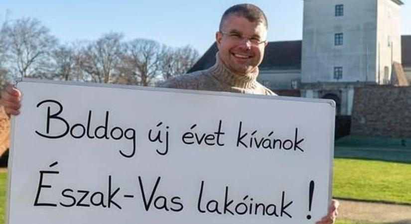 Ötletes képpel kívánt boldog új évet Ágh Péter