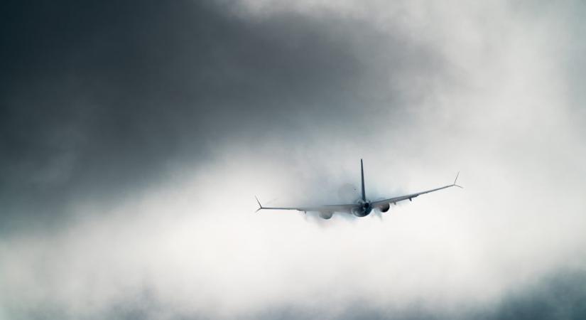 A pilóta megmutatta, hogy néz ki a turbulencia a pilótafülkéből