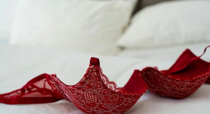 Miért viselnek sokan piros fehérneműt szilveszterkor? A szerelmi szerencse titka