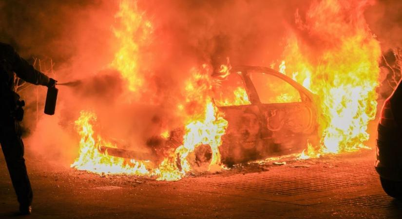 Hirtelen csaptak fel a lángok, kiégett egy autó a belvárosban