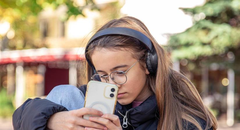 A tanulmány feltárta – drámai következménye lehet, ha telefont adunk a gyerekek kezébe ebben a korban