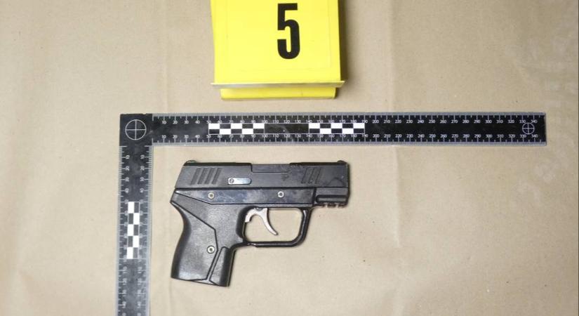 „Megöllek” – döbbenetes konfliktust egy pilisborosjenői társasházban – képek