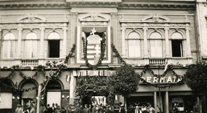 Ritka videó az erdélyi bevonulástól: így lépte át a királyi hadsereg a román-magyar határt