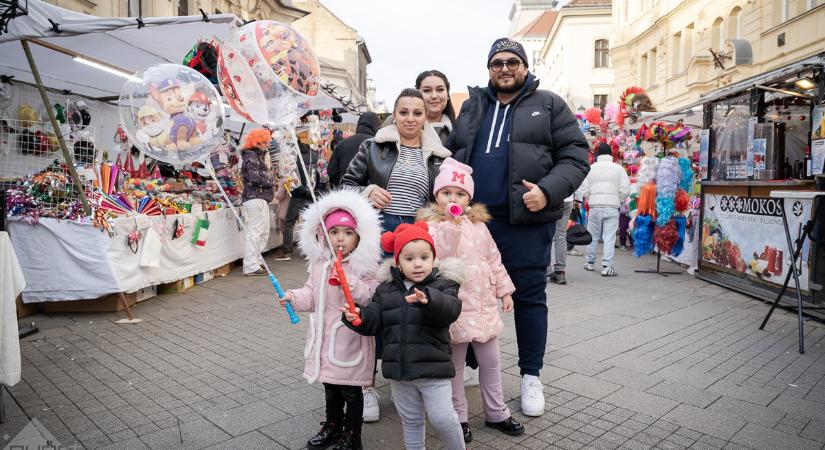 Vidám délutáni forgatag a győri belvárosban, de már esik a hó