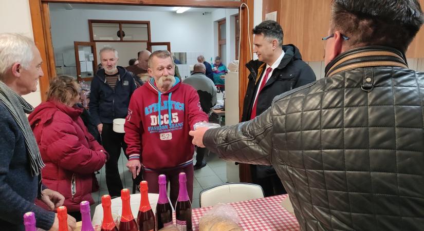 Virslivel, kölyökpezsgővel és kocsonyával vendégelték meg a városvezetők a hajléktalanszálló lakóit
