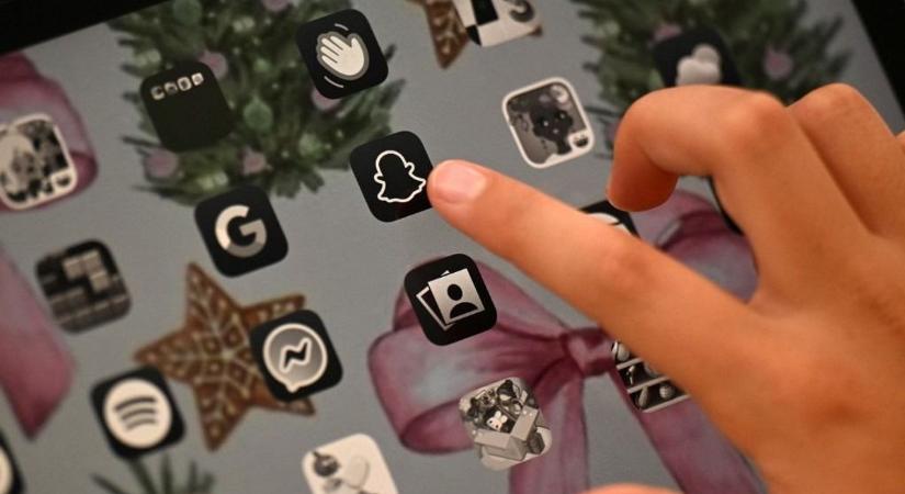 Franciaország drasztikus lépésre készül: betilthatják a közösségi média használatát a tinédzsereknél